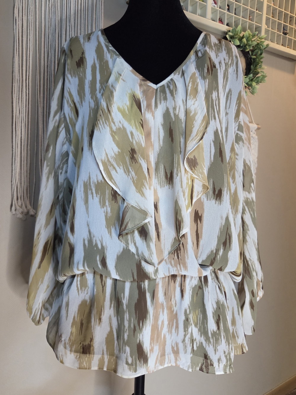 Ellen Tracy Ivory, Olive & Gold Ruffle Blouse Gathered V-Neck Size L